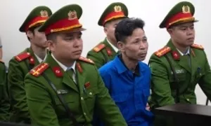 Kẻ đốt quán khiến 11 người chết 'bỗng mất thính lực' khi bị xét xử