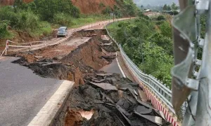 Đèo Khánh Lê bị xé toạc sau chuỗi sạt lở, sụt lún